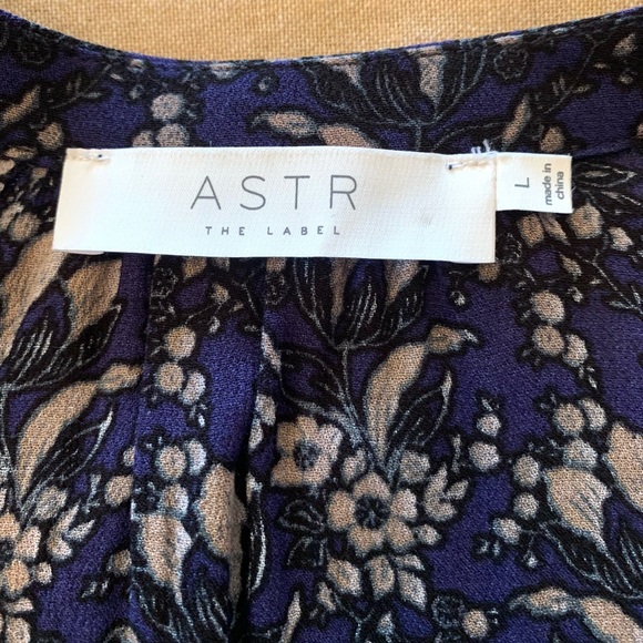 ASTR the Label Navy Blue Grey Floral Blouse Size L career casual V neck top - Picture 7 of 14